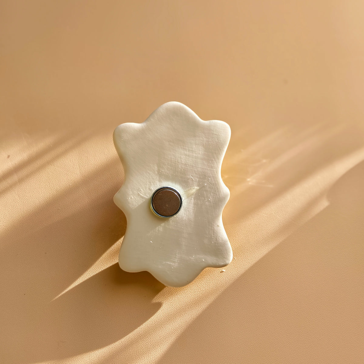 Ceramic back with round magnet