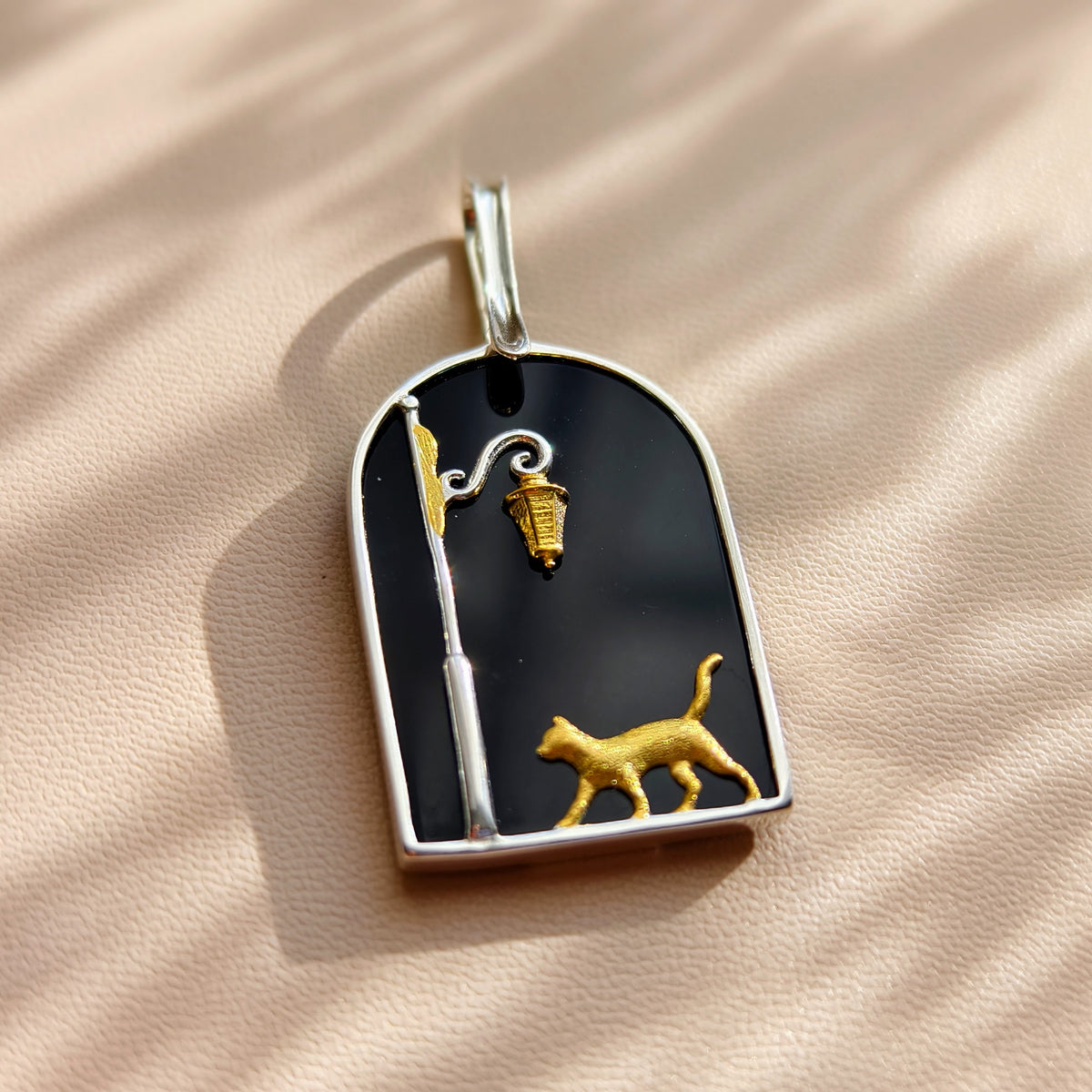Wandering Cat Lamplight Pendant – 925 Sterling Silver & Black Onyx