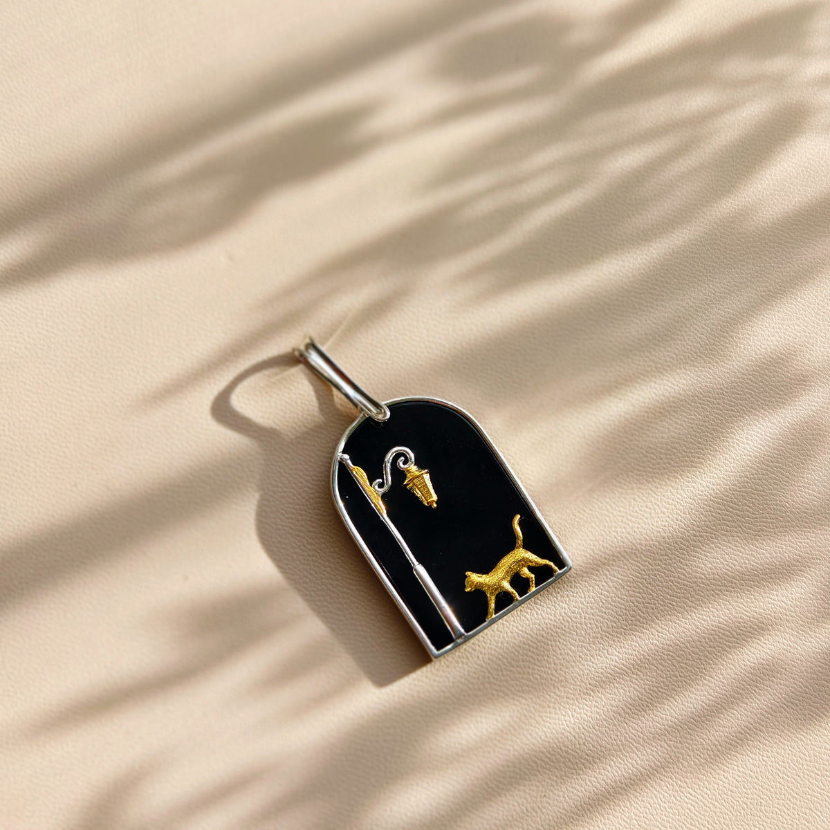 Wandering Cat Lamplight Pendant – 925 Sterling Silver & Black Onyx